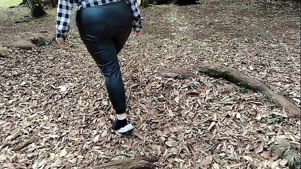 2 Gostosas se exibindo na rua em jardim público !! O que vocês acham?