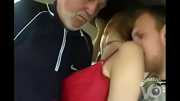 alter Vater fingert und belästigt ein hübsches unbekanntes Mädchen in der Öffentlichkeit