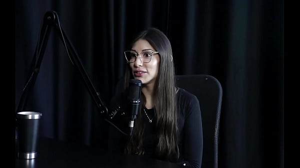 Ama a profissão de atendente, tinha contas secretas na pandemia, tem hábito de bater siririca antes de dormir e nunca teve problema com os clientes – Melina Khalifa (WATCH ON: SHEER/RED)