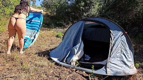 Campista al aire libre recibe creampie interno en el bosque público