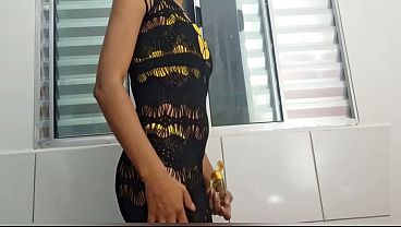 Casada safada, fode muito e engole o pau do vizinho quando o marido nao está em casa