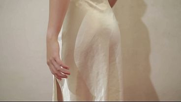 cewek indonesia pantat montok memek super becek ngangkang ke kamera