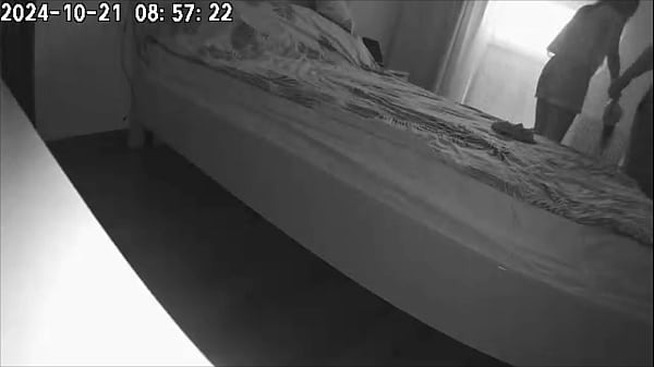 Жена установила скрытую камеру и сняла измену своего мужа и домработницы. Реальное видео