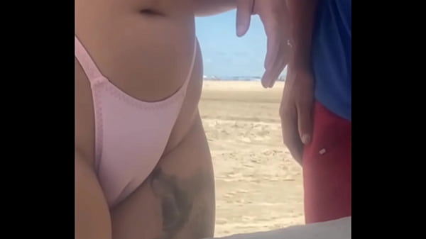 Deixei o novinho pegar na minha Buceta na praia e lógico que eu também peguei no pau dele