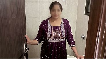 जीजा-जी आरुषि को मूतते देखते पकडे गये फिर आरुषि ने अपना सब कुछ उन्हें दिखा दिया