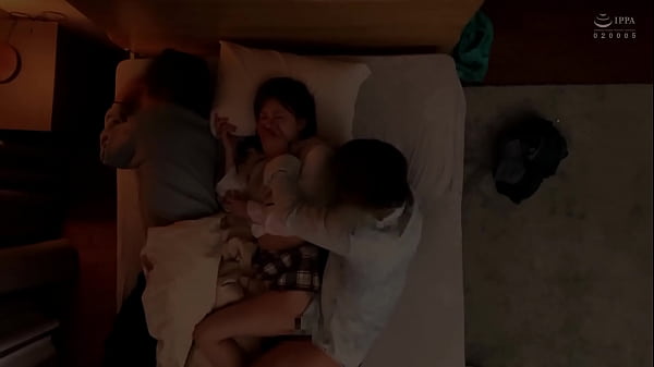 友達の彼女と3人で宅飲み。●い潰れてそのまま雑魚寝してしまったが…。目を覚ますと、無防備に眠る彼女の姿が。●いに任せてちょっとイタズラをするだけのつもりが…