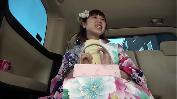 成人式帰りの隠れ爆乳Gカップ20歳 記念撮影と称してハメ撮りを撮影 2