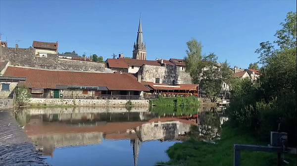Elle passe sous le bureau pour une place de serveuse