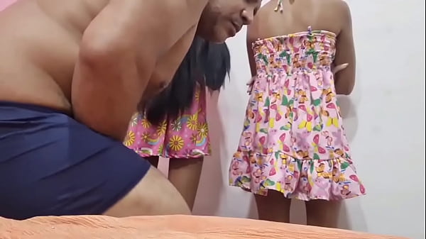 Enteadas fofas só saem do castigo se deixar o padrasto do chupar ou cozinho.