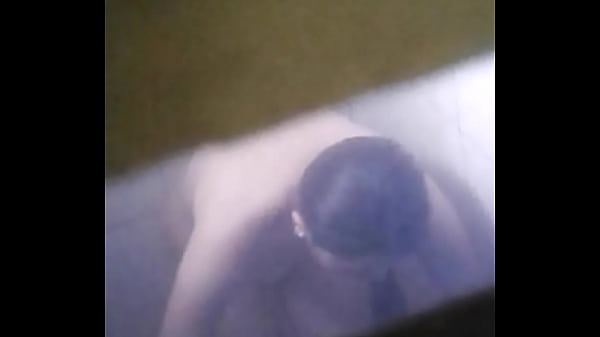 Espiando a la vecina mientras toma su ducha mañanera