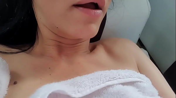 Estava pelada de toalha , mostrei buceta