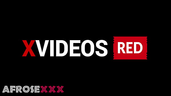 Grosse salope ébène en jupe serrée