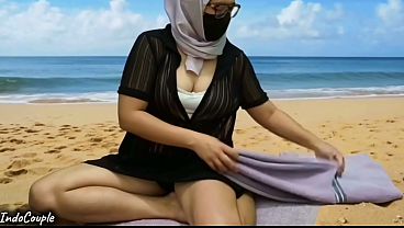 Hijab Muslim women Risky Public beach sex with stranger