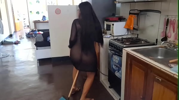 LEAKED VIDEO – Famous Mexican influencer masturbating in the kitchen with a broomstick