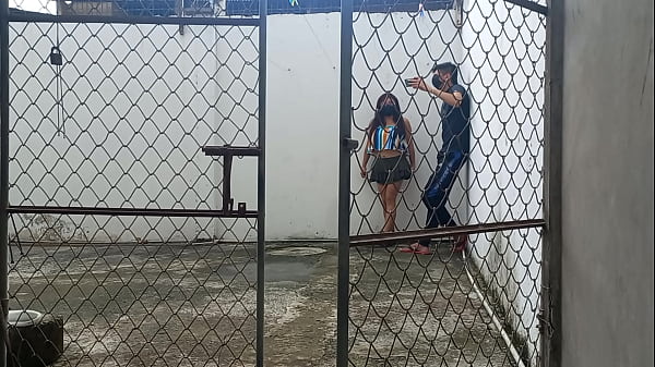 mi vecino de 20 años me desea enamorar en el patio de la casa para llevarme a la cama a tener sexo