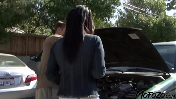 MOFOZO.com – This Is How To Pick Up A Waitress On A Parking Lot