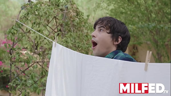 Muchacho joven ESPIANDO a su vecina MILF CALIENTE haciendo su entrenamiento – MILFED