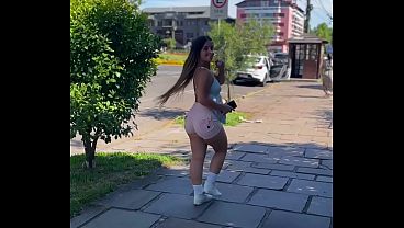 passeando de micro bikini