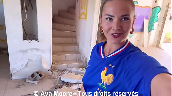 Une Supportrice française branle et suce des mecs dans un lieu abandonné pour le lancement de l’Euro 2024. Ils giclent tous sur son visage! GROSSE FACIALE