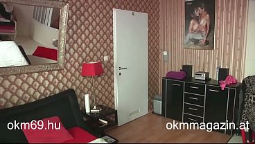 Vicky Wilfing, die wunderschöne MILF, musste dringend pinkeln.