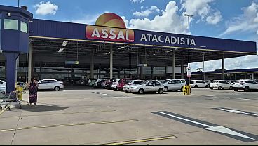 Conheci essa puta no estacionamento do supermercado e convidei ela pra ir na minha casa, acabei pregando o pau na buceta dela