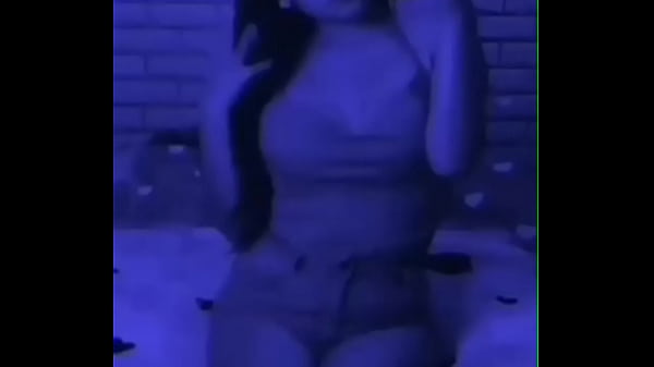 esa morenita se mueve rico