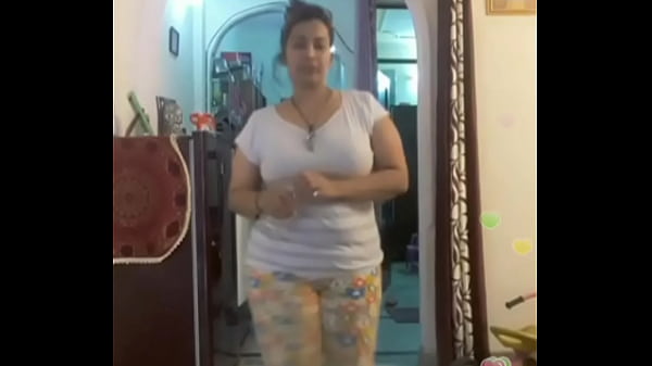 Hot desi indian bhabi shaking her sexi ass &boobs on bigo live…4
