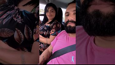 Hotwife Plugada e Bucetinha Peluda à Mostra em Público com o Corno Filmando