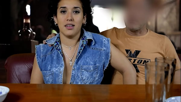 Mi mujer masturba a desconocido en el bar