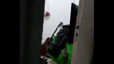 Morena novinha 18 anos dando na frente do marido corno amador cuckold parte 2