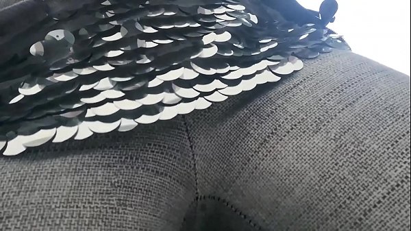 Public flashing dei miei grossi seni e piscio a più non posso dentro ai miei pantaloni di yoga, sei pronto a godere?