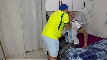 Brasileiro devolveu o Argentino pro maridão leitado, largo e marcado… ops ele que pediu
