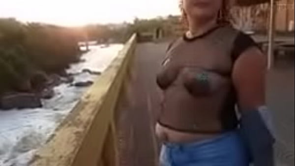Camisa transparente em público