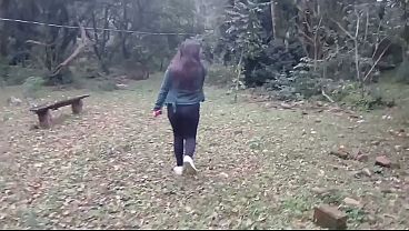 Casada dando a buceta na floresta
