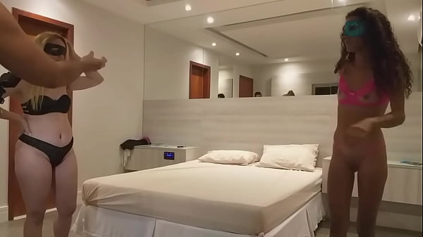 Como gravamos porno amador brasileiro e o que acontece nos intervalos das gravações com a loira gostosa e a morena magrinha fodendo muito