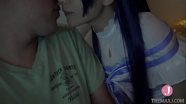 上目使いの上手なアイドルコス娘が「一緒にイこ」とバックで生中出し – イントロ