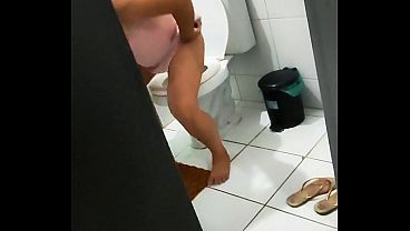 FLAGRA DA MASTURBAÇÃO DA INFLUENCER NOVINHA NO BANHEIRO, CHUPOU A PICA DO PRIMO, VIRALIZOU. VEJA ANTES QUE SEJA APAGADOALIZOU