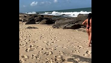 HOTWIFE NOVINHA GOSTOSA MORENA TEEN YOUNG GIRLFRIEND BRAZILIAN LATINA CASADA COM O MARIDO CORNO AMADOR CUCKOLD DANDO NA PRAIA