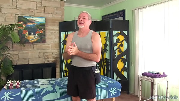 Masseur Uses a Magic Wand to Satiate Hot Plumper Crystal Valentine