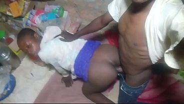 Mon beau-père en chaleur ne me laisse pas finir d’uriner, me baise missionnaire et cow-girl hardcore baise dans la chambre, jeune belle-fille noire nommée eliyo12 sexe tabou avec gros pénis compilatio