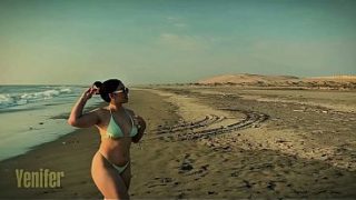Nena linda en la playa