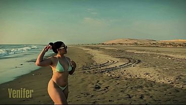 Nena linda en la playa