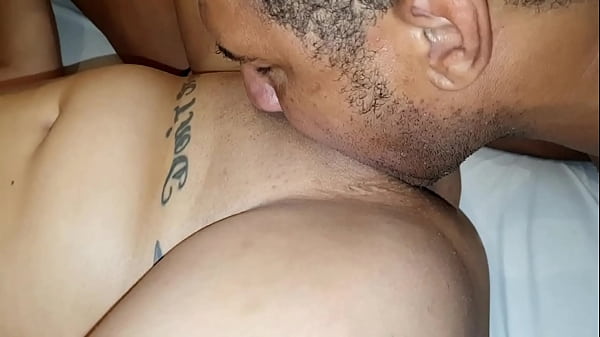 Sexo a 3 real amador interracial com a atriz porno de São Paulo Caroline moraes e os amigos do Rio de Janeiro